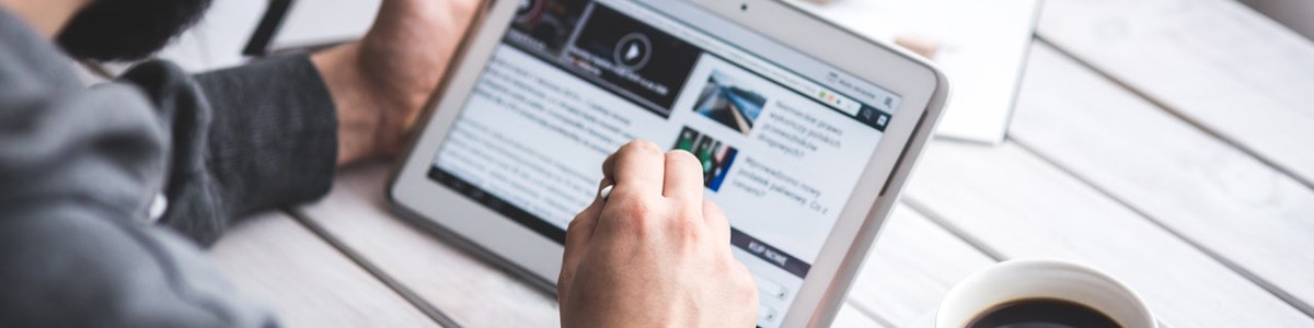 Man Using Stylus Pen For Touching The Digital Tablet Screen 6335 (2)